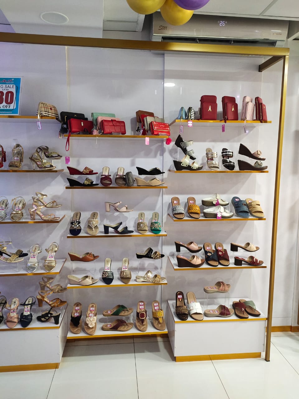 Lauft-shop-shoes-rack